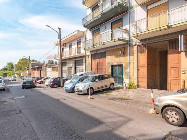 Locale Commerciale in vendita a San Giorgio-Librino-San Giuseppe la Rena-Zia Lisa-Villaggio Sant'Agata, Catania