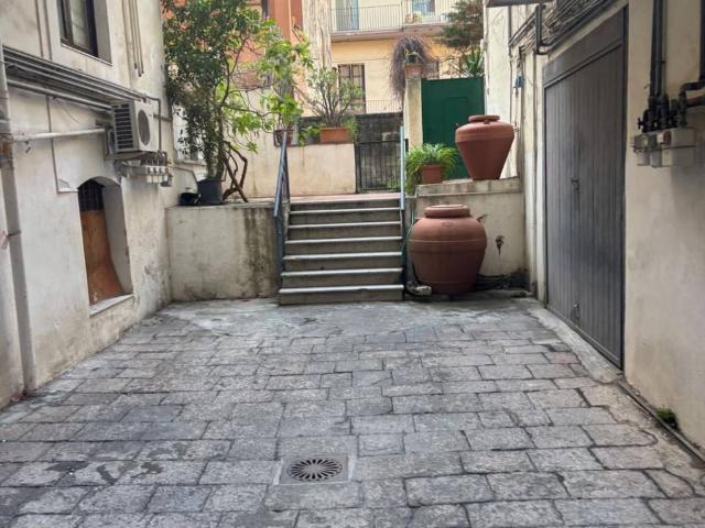 Locale Commerciale in vendita a Borgo-Sanzio, Catania