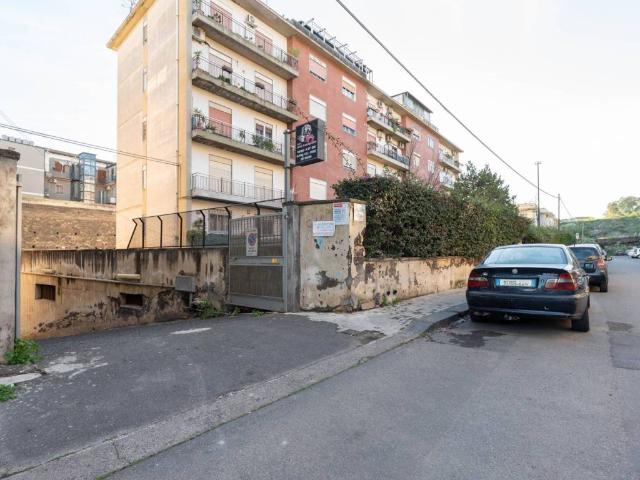 Locale Commerciale in vendita a Monte Po-Nesima-San Leone-Rapisardi, Catania