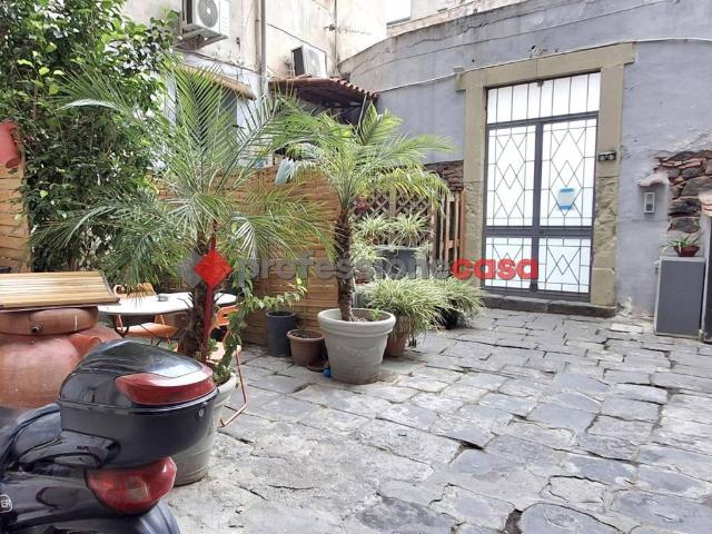 Locale Commerciale in vendita a Centro storico, Catania