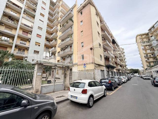 Locale Commerciale in vendita a Picanello-Ognina-Barriera-Canalicchio, Catania