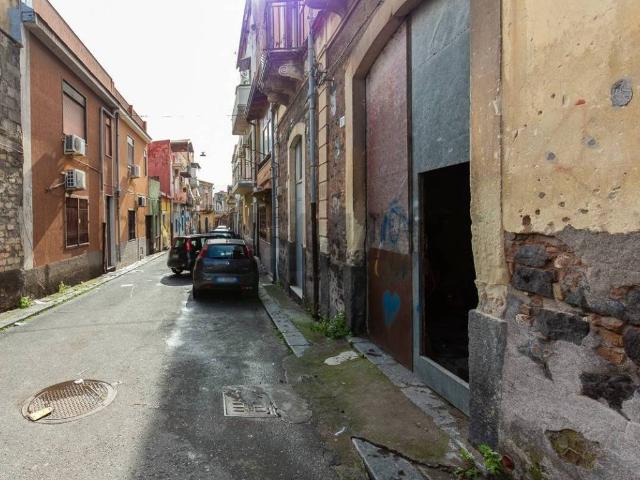 Locale Commerciale in vendita a Monte Po-Nesima-San Leone-Rapisardi, Catania
