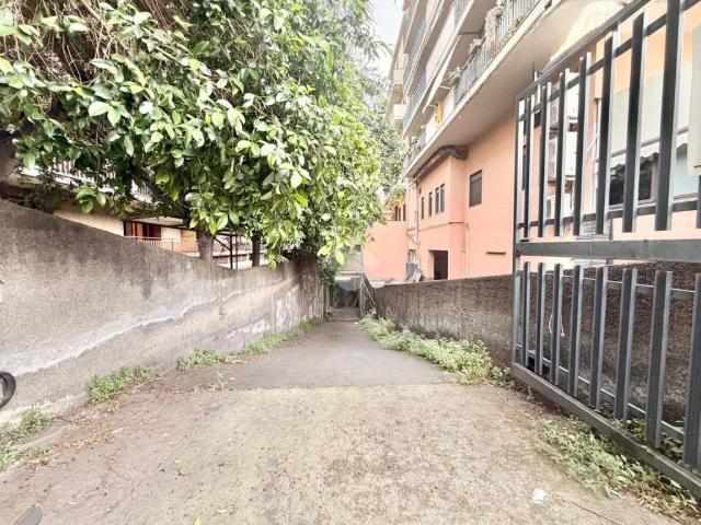 Locale Commerciale in vendita a Borgo-Sanzio, Catania