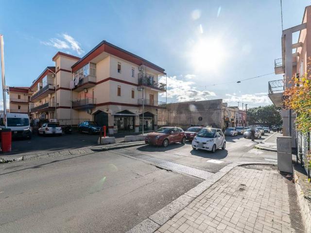 Locale Commerciale in vendita a Picanello-Ognina-Barriera-Canalicchio, Catania