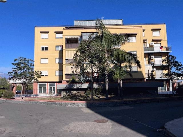 Locale Commerciale in vendita a San Giorgio-Librino-San Giuseppe la Rena-Zia Lisa-Villaggio Sant'Agata, Catania