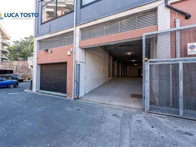 Locale Commerciale in vendita a Picanello-Ognina-Barriera-Canalicchio, Catania