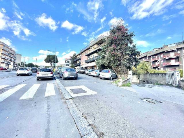 Locale Commerciale in vendita a Monte Po-Nesima-San Leone-Rapisardi, Catania