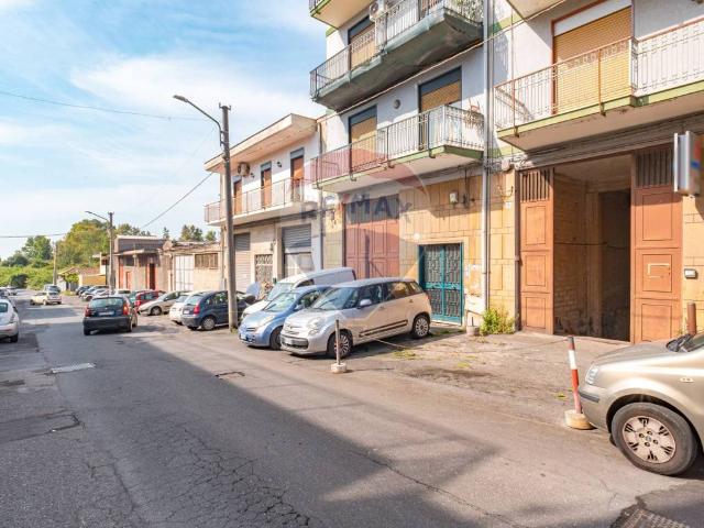 Locale Commerciale in vendita a San Giorgio-Librino-San Giuseppe la Rena-Zia Lisa-Villaggio Sant'Agata, Catania