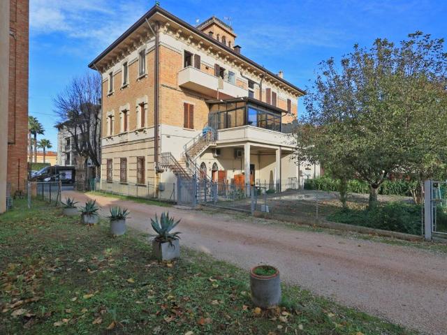 Locale Commerciale in vendita a Cattolica, Reggio Emilia