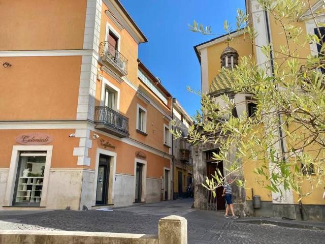 Locale Commerciale in vendita a Santa Rosa, Cava De' Tirreni