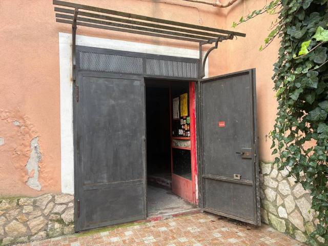 Locale Commerciale in vendita a Santa Rosa, Cava De' Tirreni