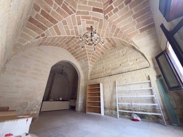 Locale Commerciale in vendita a Puglia, Lecce