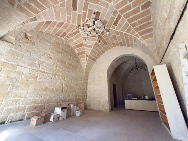 Locale Commerciale in vendita a Puglia, Lecce