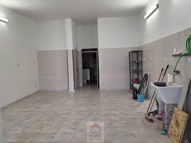 Locale Commerciale in vendita a Puglia, Lecce