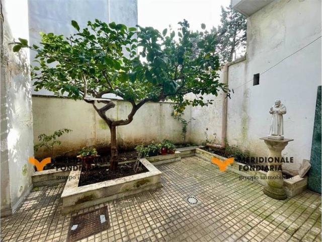 Locale Commerciale in vendita a Puglia, Lecce