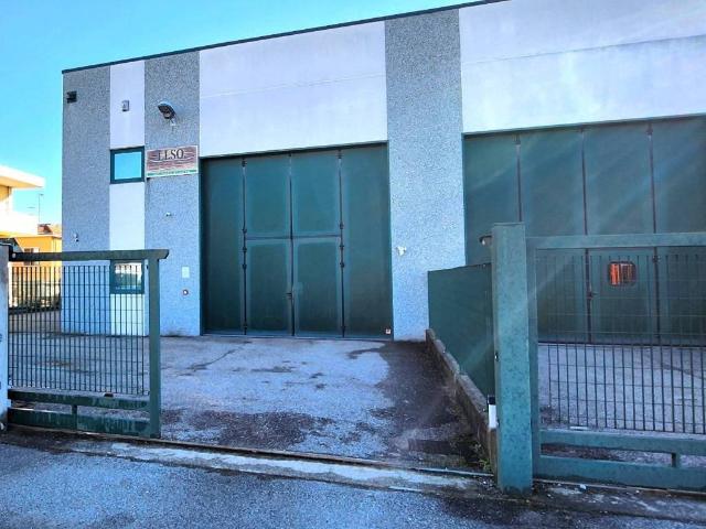 Locale Commerciale in vendita a Oggiona Con Santo Stefano, Lombardia