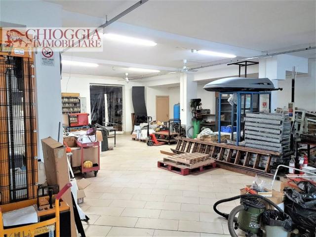 Locale Commerciale in vendita a Cavarzere, Veneto