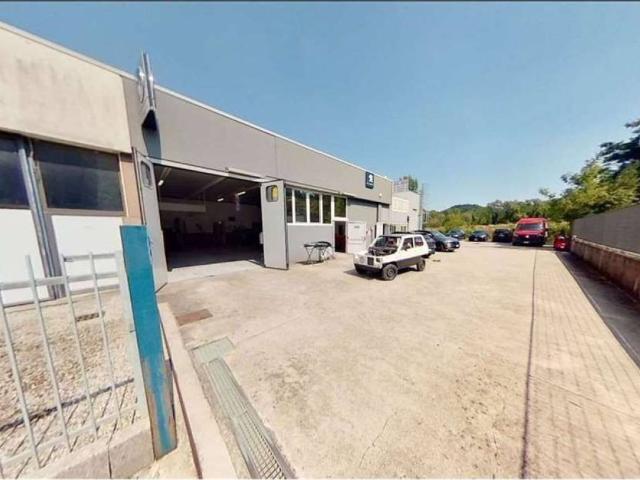 Locale Commerciale in vendita a Cavaso del Tomba, Vettorazzi