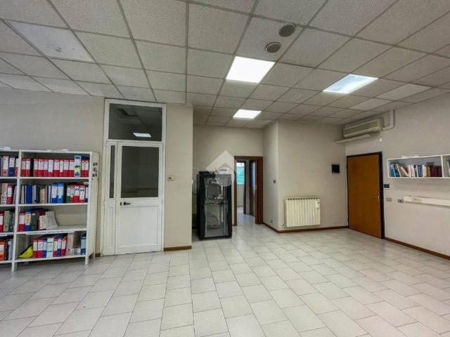 Locale Commerciale in vendita a Cavenago Brianza, Lombardia