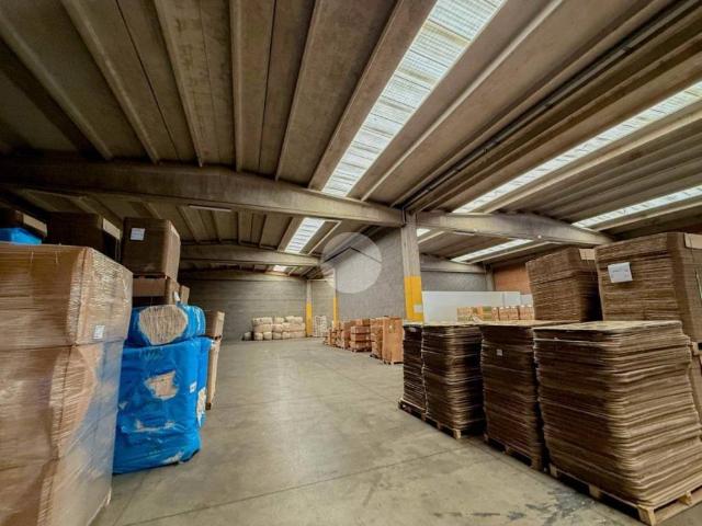 Locale Commerciale in vendita a Cavernago, Lombardia