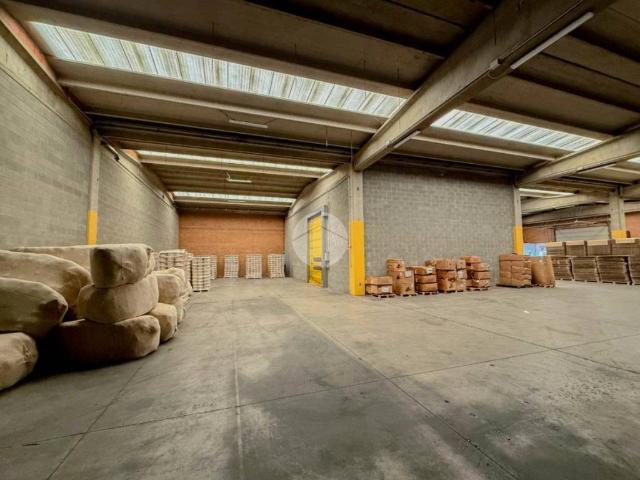 Locale Commerciale in vendita a Cavernago, Lombardia