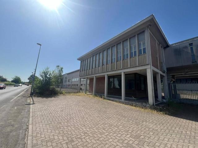 Locale Commerciale in vendita a Val d’Enza, Re