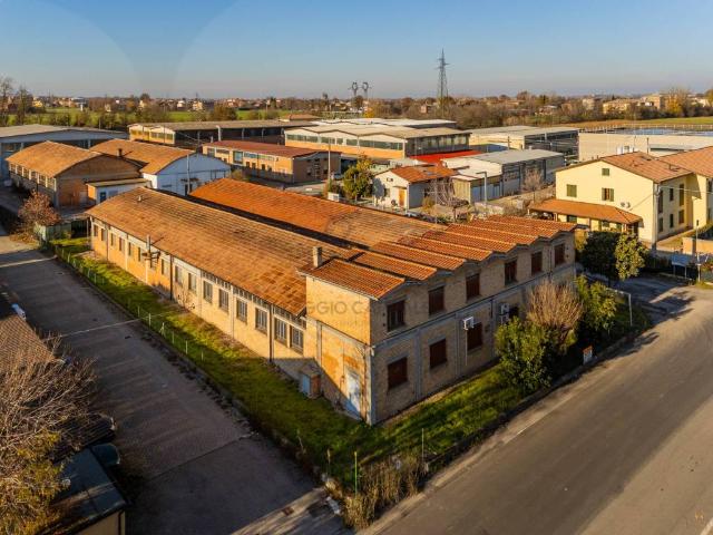 Locale Commerciale in vendita a Val d’Enza, Re