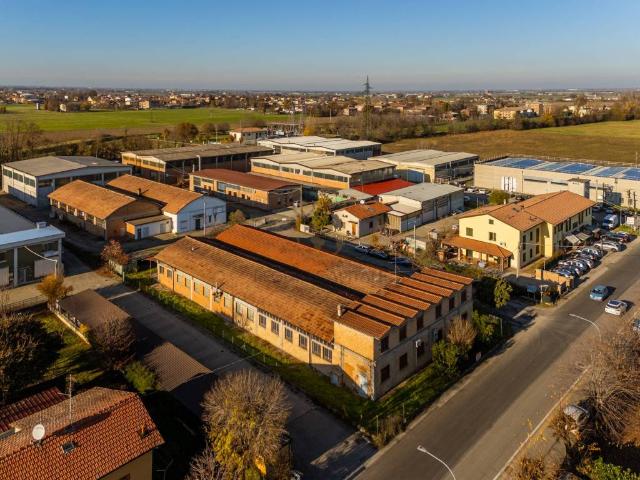 Locale Commerciale in vendita a Val d’Enza, Re