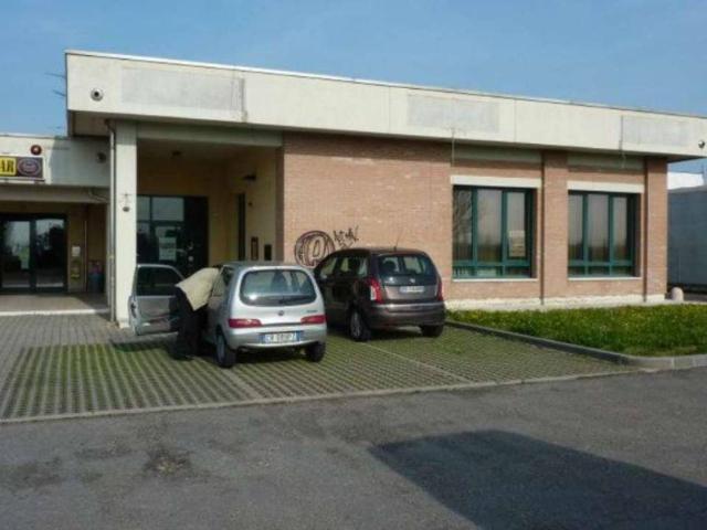 Locale Commerciale in vendita a Val d’Enza, Re