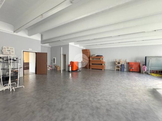 Locale Commerciale in vendita a Cazzago San Martino, Brescia