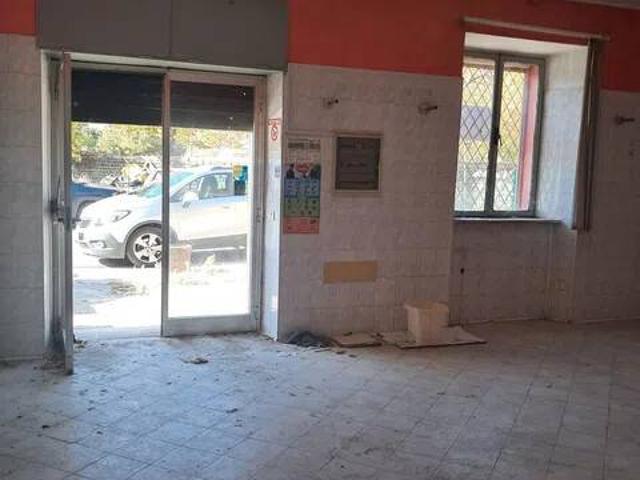Locale Commerciale in vendita a Ceccano, Lazio