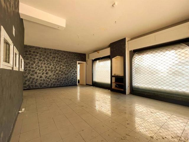 Locale Commerciale in vendita a Cecina, Livorno