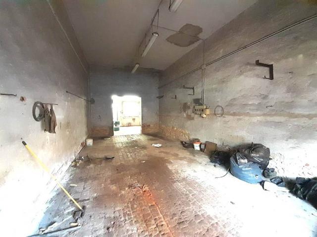 Locale Commerciale in vendita a Cecina, Livorno