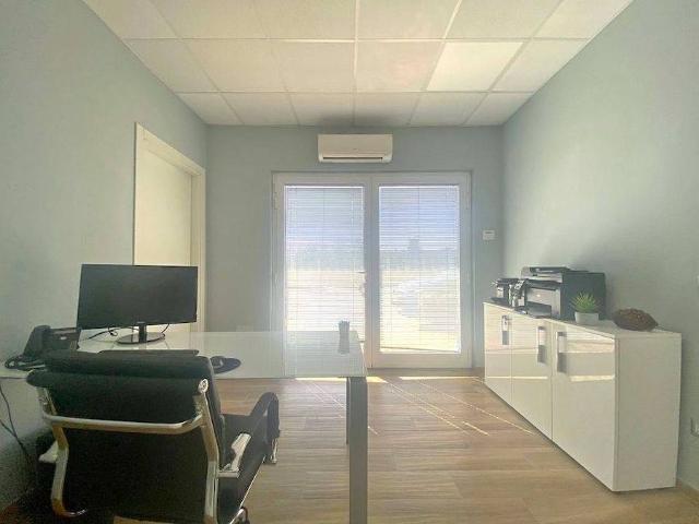 Locale Commerciale in vendita a Cecina, Livorno