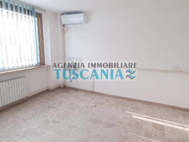 Locale Commerciale in vendita a Cecina, Toscana