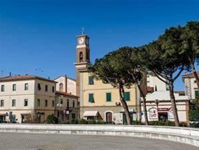 Locale Commerciale in vendita a Cecina, Toscana