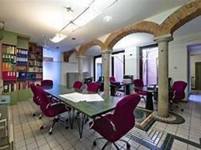 Locale Commerciale in vendita a Cecina, Livorno