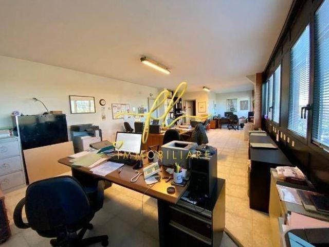 Locale Commerciale in vendita a Cecina, Livorno