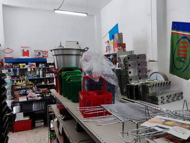 Locale Commerciale in vendita a Puglia, Brindisi