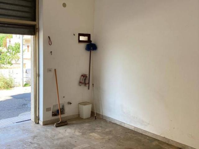 Locale Commerciale in vendita a Puglia, Brindisi