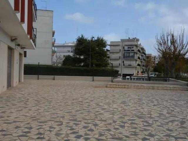 Locale Commerciale in vendita a Puglia, Brindisi