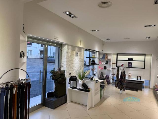 Locale Commerciale in vendita a Puglia, Brindisi