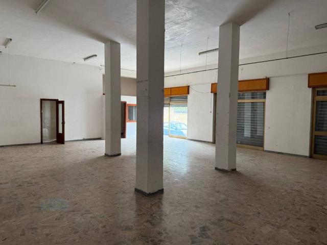 Locale Commerciale in vendita a Puglia, Brindisi