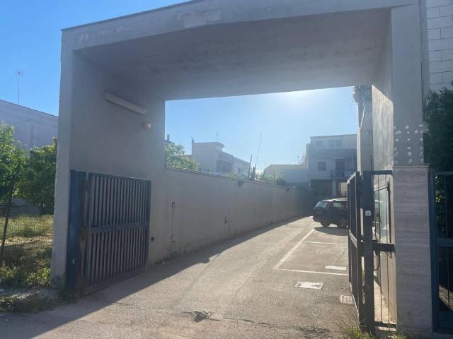 Locale Commerciale in vendita a Cellamare, Bari