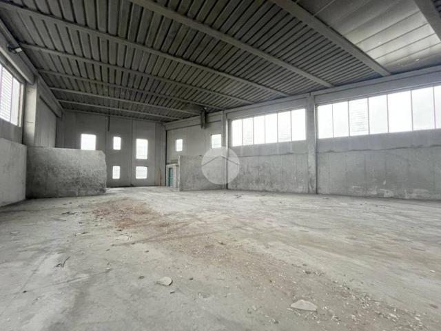 Locale Commerciale in vendita a Fantasina, Cellatica