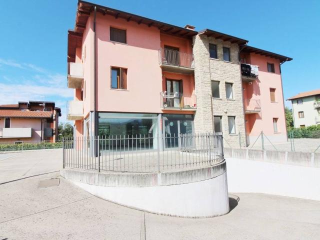 Locale Commerciale in vendita a Cenate Sotto, Lombardia