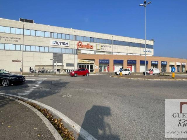Locale Commerciale in vendita a Unione Alto Ferrarese, Cento