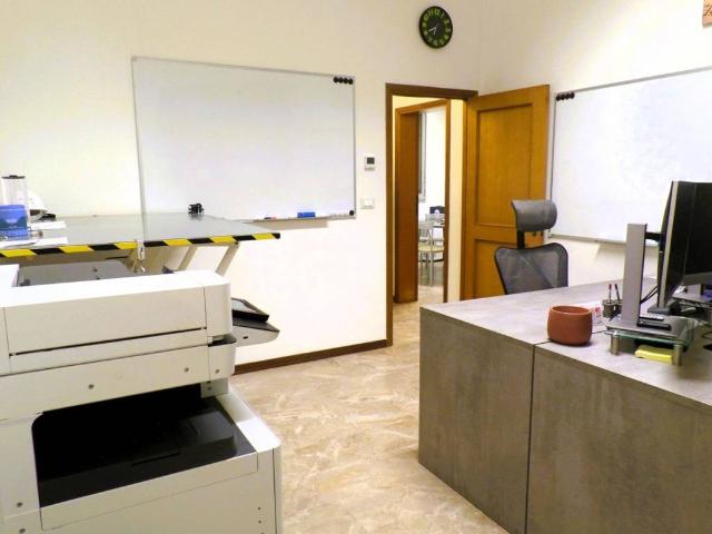 Locale Commerciale in vendita a Unione Alto Ferrarese, Cento