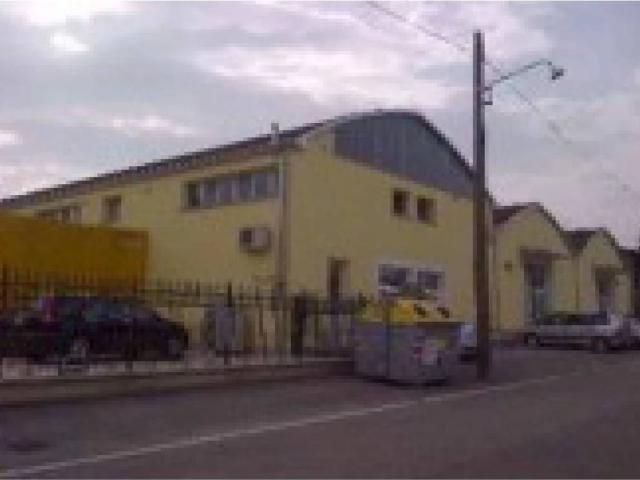 Locale Commerciale in vendita a Bevilacqua, Cento