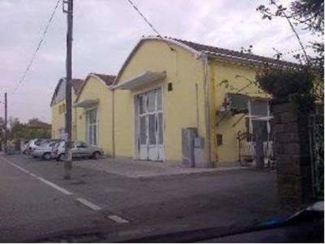 Locale Commerciale in vendita a Unione Alto Ferrarese, Cento